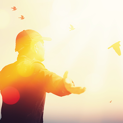 LIBERTAD aves hombre _ AdobeStock_430084754 _ 72px400h